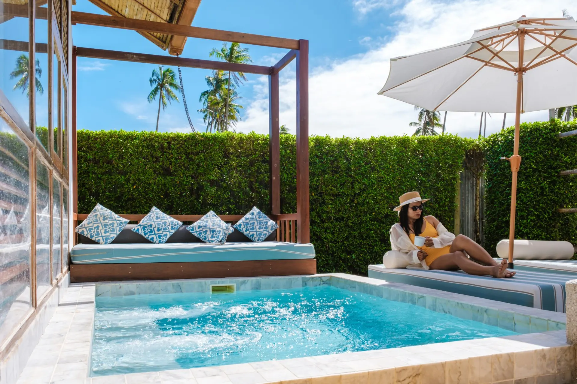 Huésped descansando junto a la piscina privada de una villa en Nosara